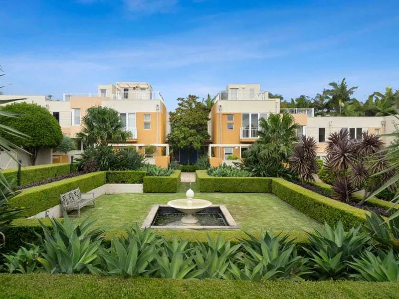 Elegant Two-Storey Townhome In Mona Vale Basin