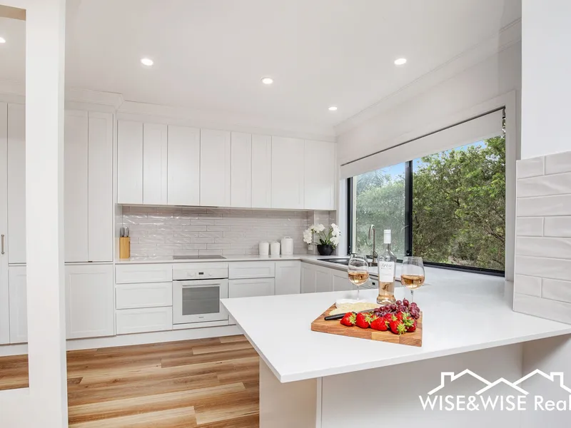 A STUNNING, RENOVATED, SPACIOUS DUAL LIVING, 4 KING BEDROOM HOME, OVERLOOKING THE ROBINA WOODS GOLF COURSE COULD BE YOURS FOR CHRISTMAS. A MUST SEE.