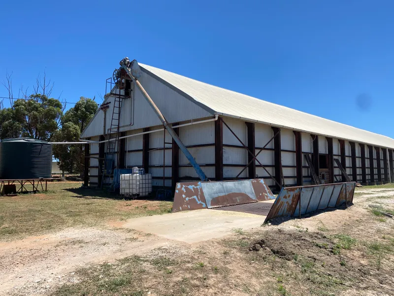 3000T Grain facility with easy access to markets.
