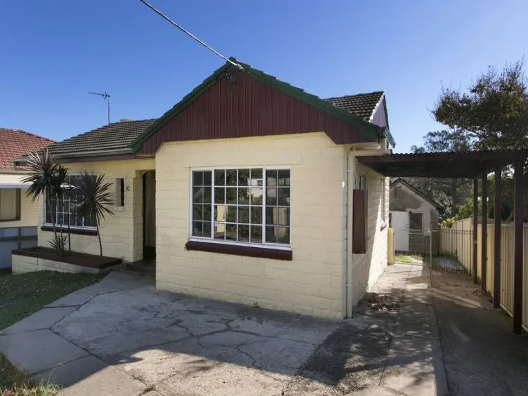 SOLID  2 BEDROOM COTTAGE STYLE HOME!