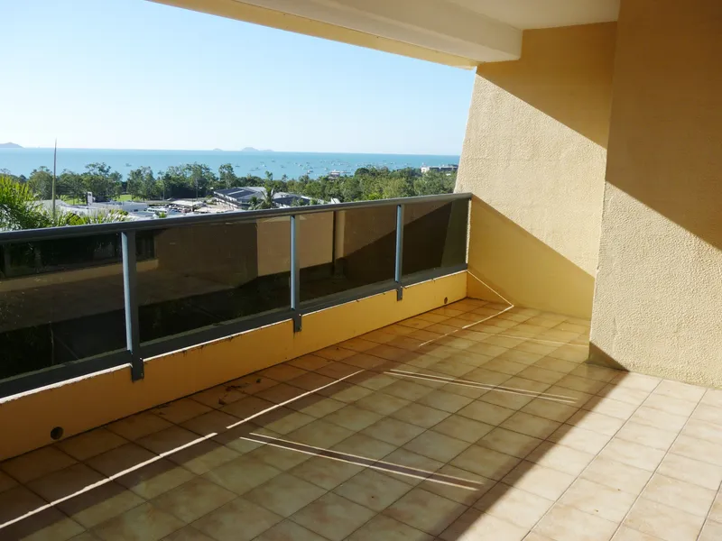 Spacious 2 Bedroom Unit - Sea Views!
