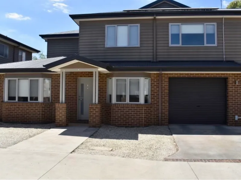 Spacious Townhouse - Close to CBD