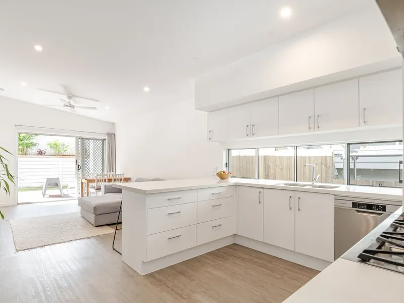 Ultra-stylish split-level duplex in quiet pocket