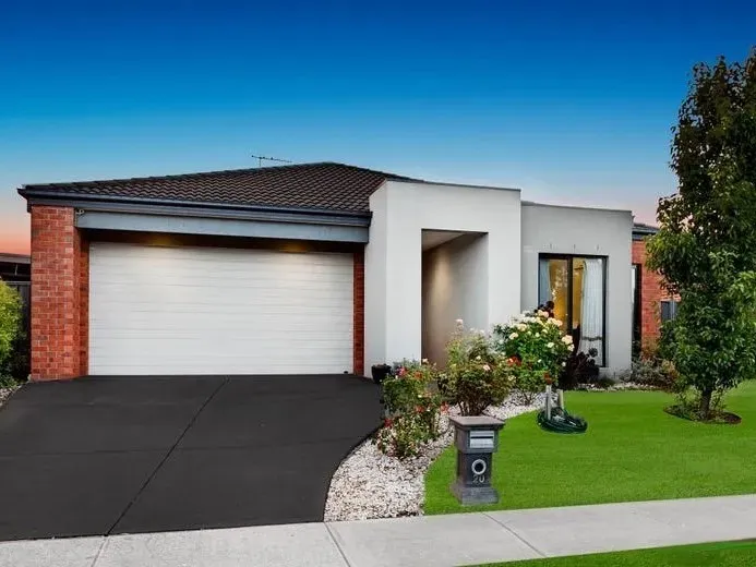 Beautiful & Elegant Three (3) Bedroom House in Cranbourne North