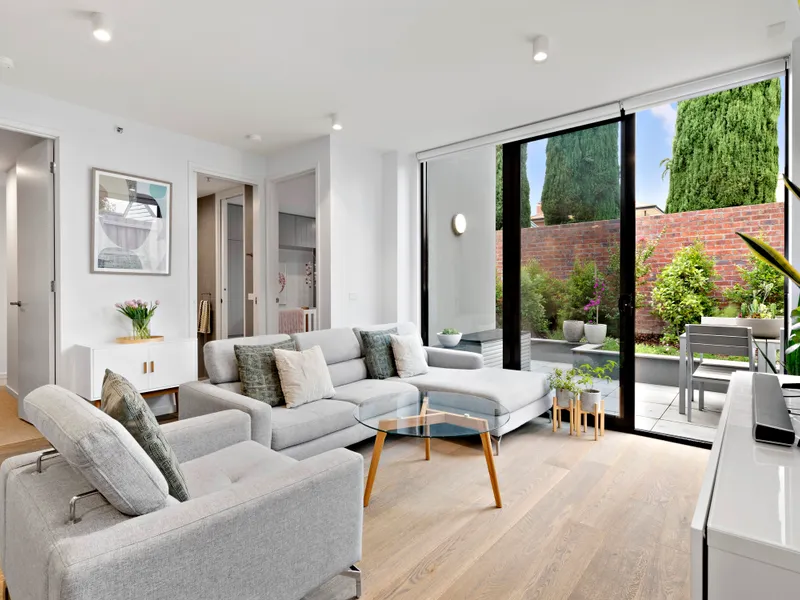 SPACE, STYLE AND SOPHISTICATION WITH A HUGE PRIVATE COURTYARD GARDEN