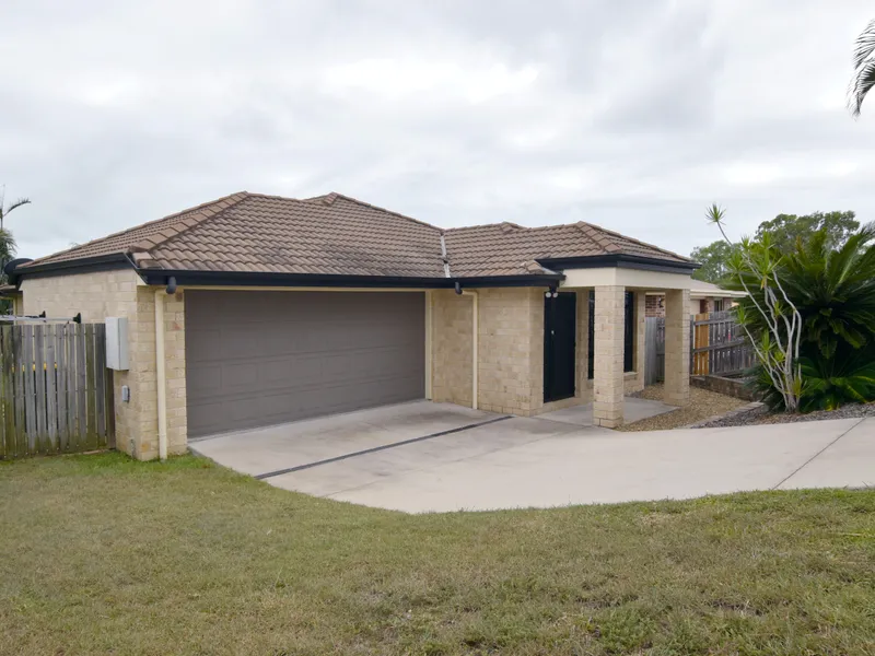:: BEAUTIFUL LOW SET BRICK HOME IN A QUIET CUL-DE-SAC BY THE RIVER