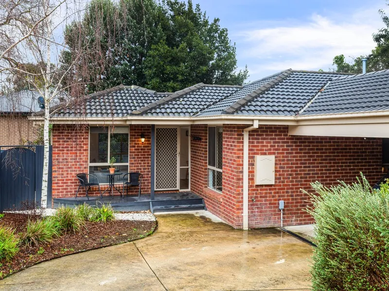 Free flowing and beautifully presented single level three bedroom home!