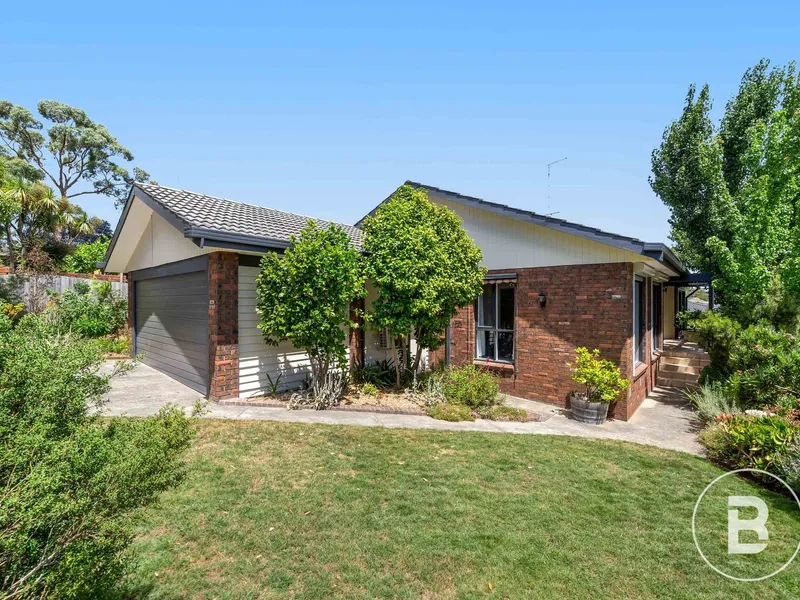 LARGE FAMILY HOME IN HIGHLY SOUGHT AFTER COURT