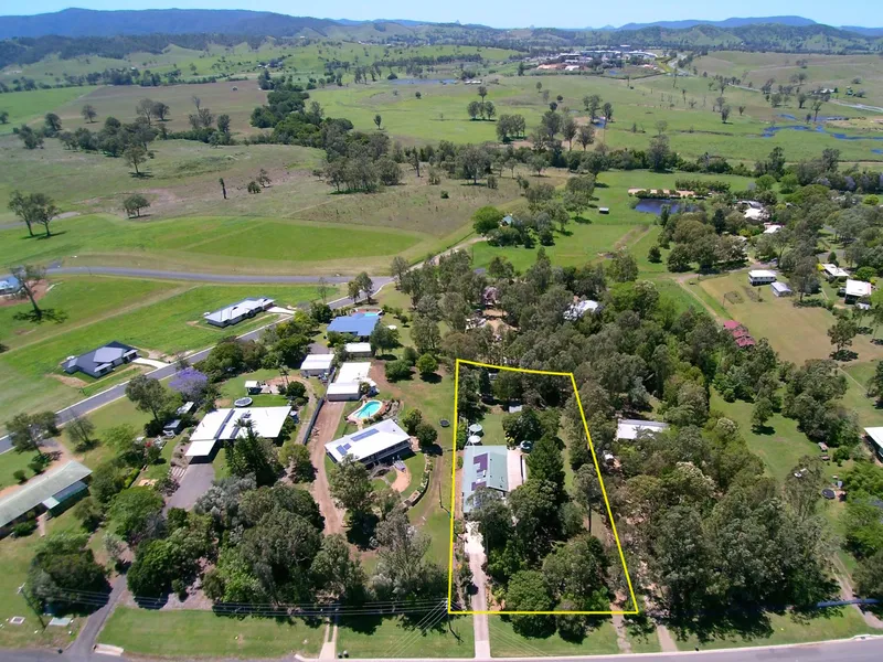 ENTERTAINERS HOME WITH LUSH GARDENS.   PRICE REDUCTION