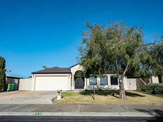 LARGE HOME IN DALYELLUP - CLOSE TO THE BEACH