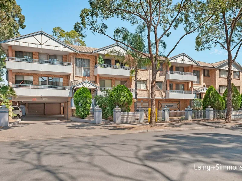 TOP FLOOR BRIGHT & SUNNY TWO BEDROOM APARTMENT