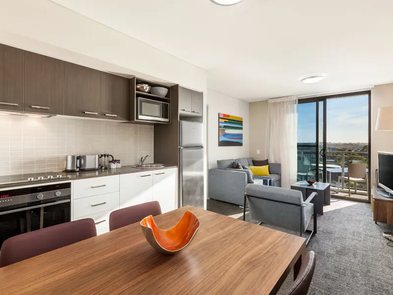 SUNNY MODERN FULLY SELF CONTAINED FURNISHED 3 BEDROOM UNIT!