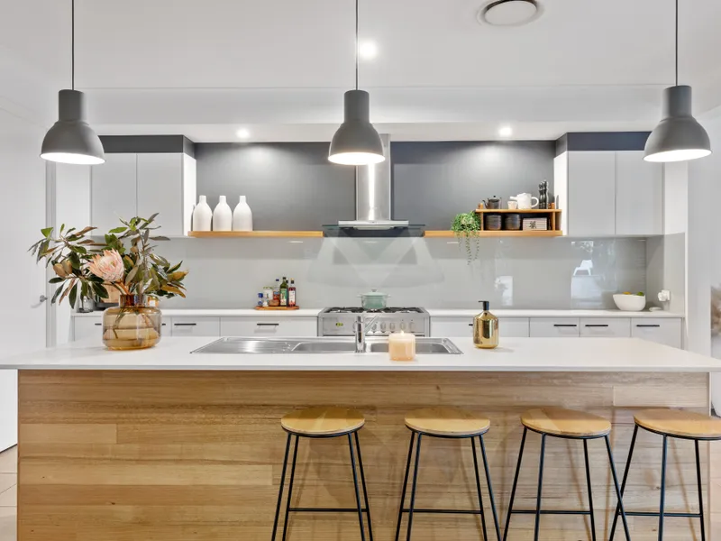 BEACHSIDE LIVING - 5 Bedroom Family home (Short Lease Unitil Nov)