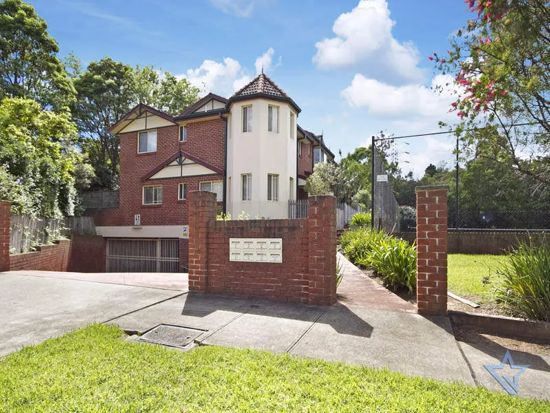 NEAT & TIDY BRICK TOWNHOUSE FOR LEASE IN SOUGHT AFTER LOCATION