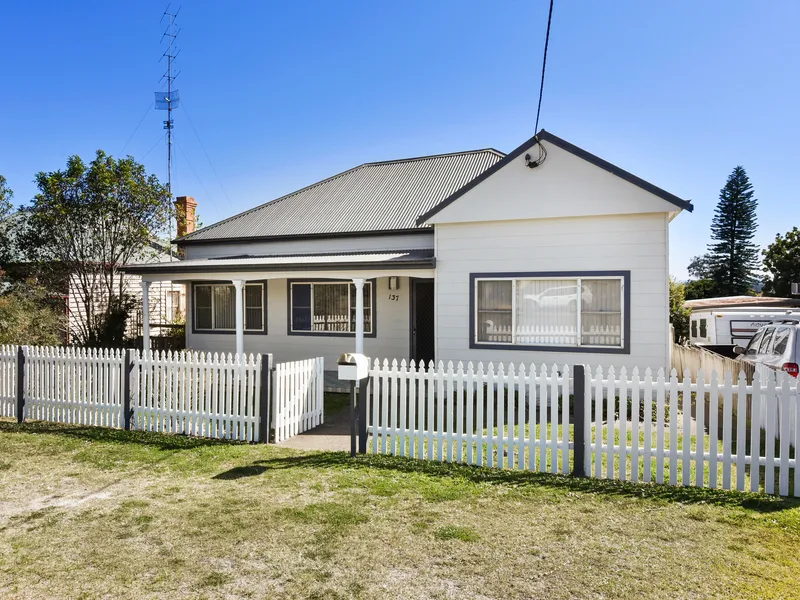 5 bedroom family home in the heart of town!