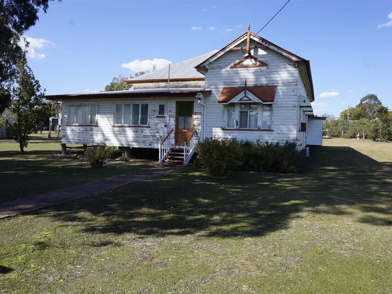 Queenslander Ready to Renovate - 2581m2 2 Lots