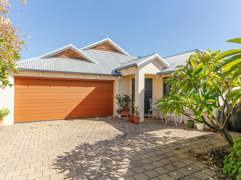 PRIVATE EXECUTIVE RESIDENCE CLOSE TO CAFÉ STRIP