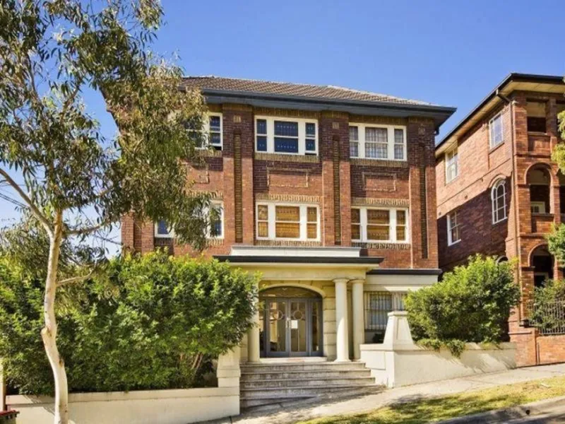 Charming 2 Bedroom Minutes to Beach