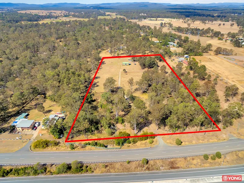 Enjoy the nice & peaceful acreage living