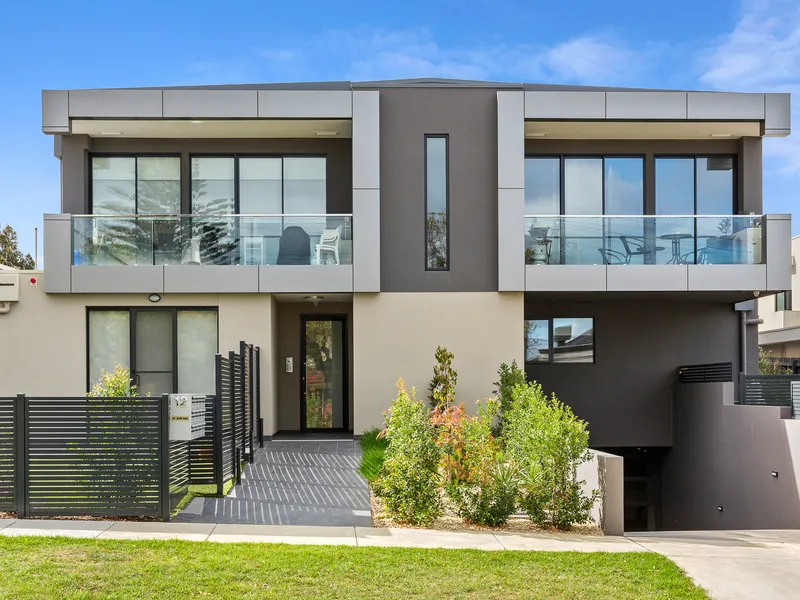 LUXURIOUS 2 BED 2 BATH APARTMENT WITH LARGE GARDEN COURTYARD.