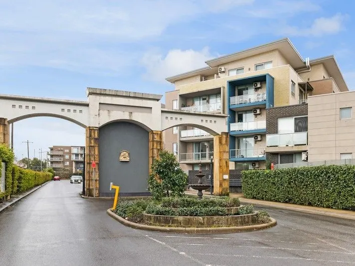 2 bedroom plus study with Onsite Facilities