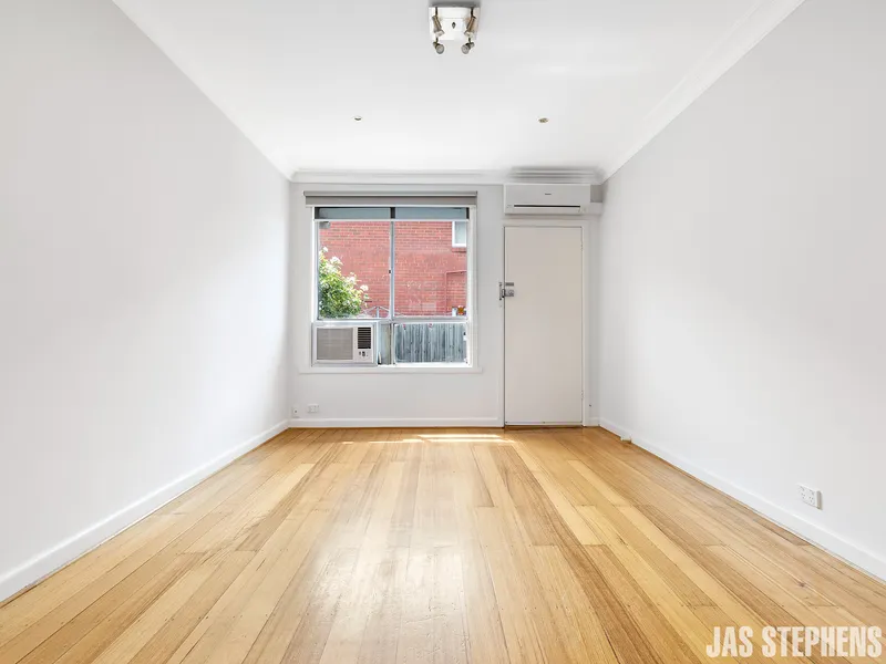 RENOVATED VILLA UNIT IN SMALL BLOCK