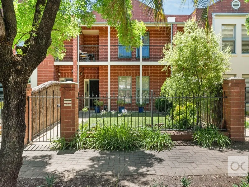 Perfectly located, low maintenance, townhouse living