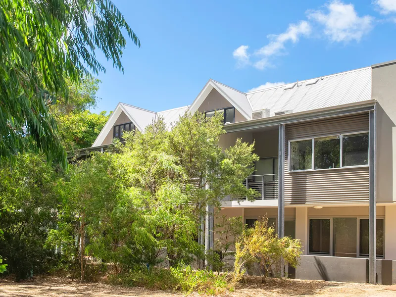 DESIGNER TOWNHOUSE IN PRIZED LOCATION!