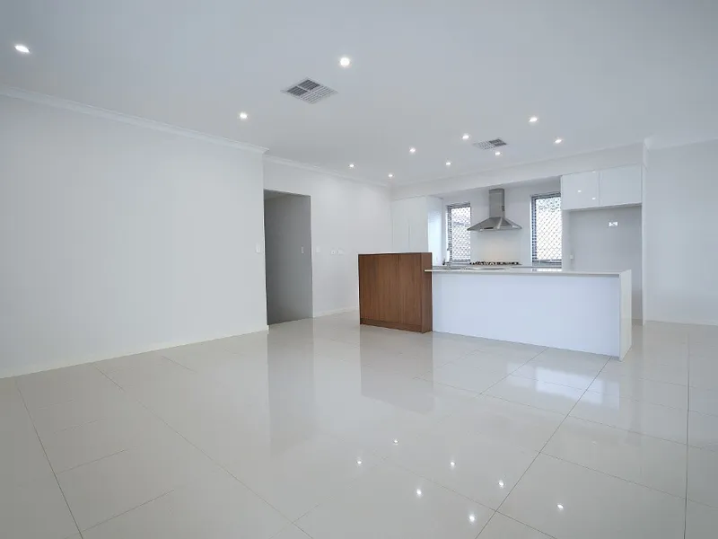 4x2x2 FAMILY HOME BOASTING MODERN LIVING AT ITS BEST!