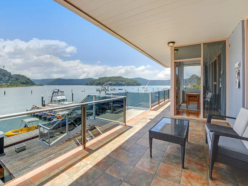 WATERFRONT PENTHOUSE APARTMENT WITH A SUNNY NORTHERLY ASPECT 