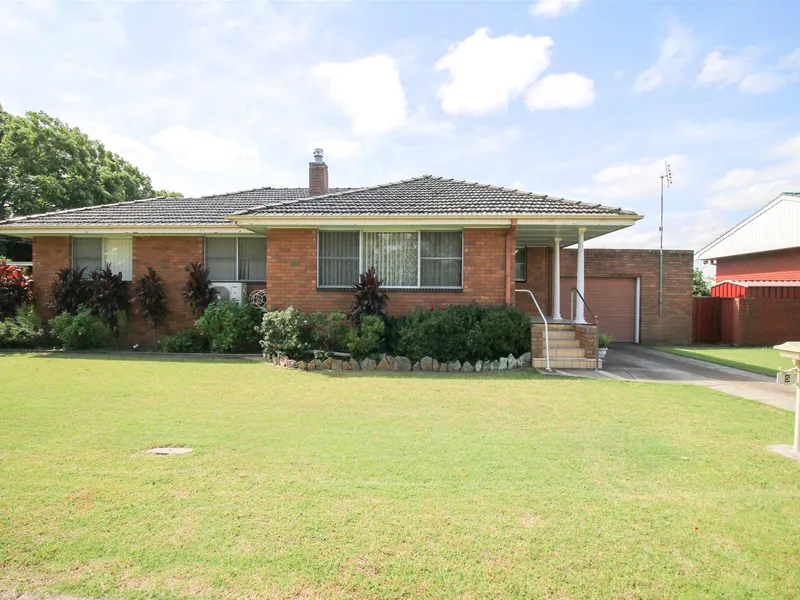 QUIET TOWN SPOT | 3 BEDROOM | 7 METRE FAMILY ROOM!!