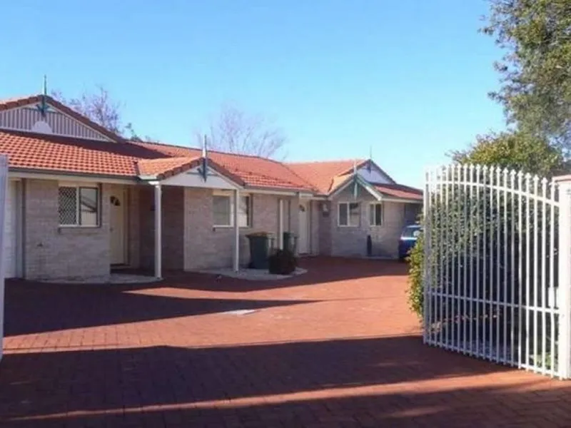 3 Bedrooms,  3 Ensuites, Walk to Uni, Swimming Pool