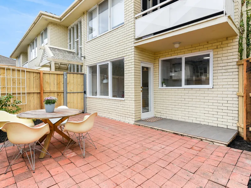 Groundfloor Residence with a Huge Courtyard!