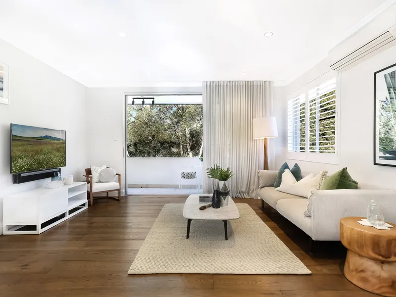 Near-New Beachside Apartment of Impeccable Style and Superior Quality in Secure Boutique Block of Six