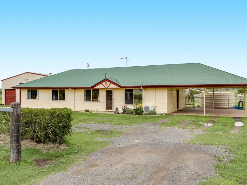 Rural Splendor Meets Modern Comfort - Your Dream Acreage Awaits!