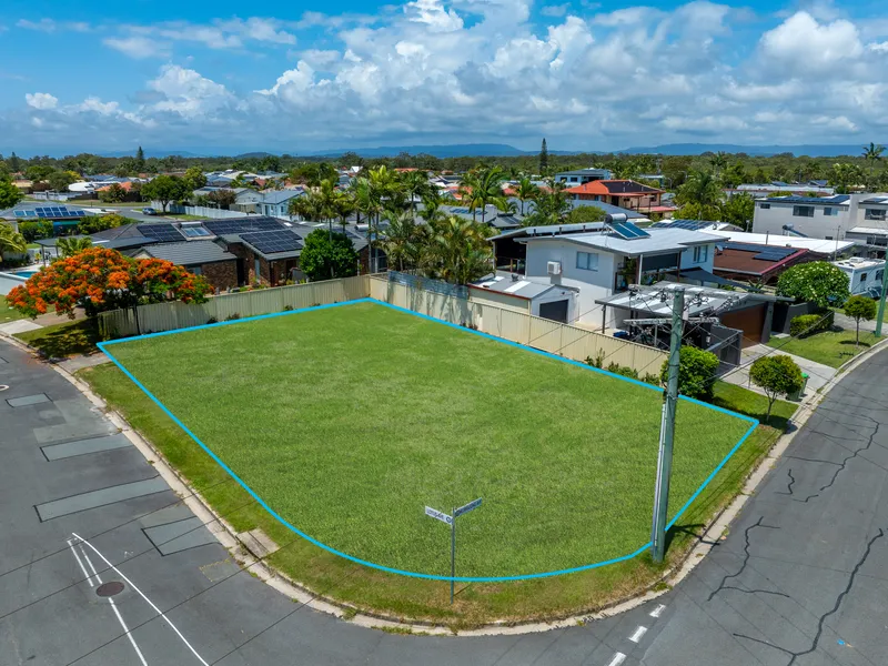 Rarest of Opportunities only metres to pristine blue Broadwater beaches…