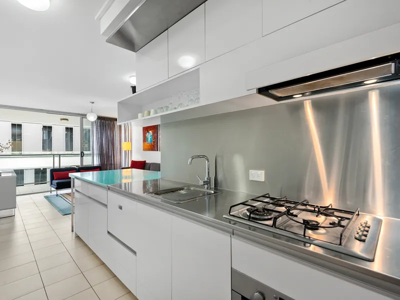 Top Floor Inner City Fringe Pad!