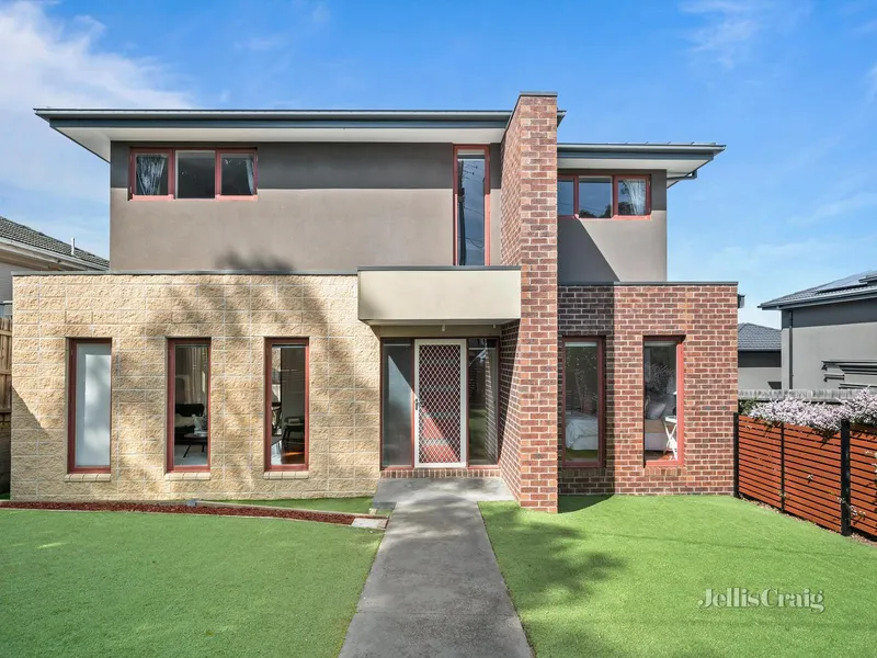 Contemporary convenience, minutes to freeway