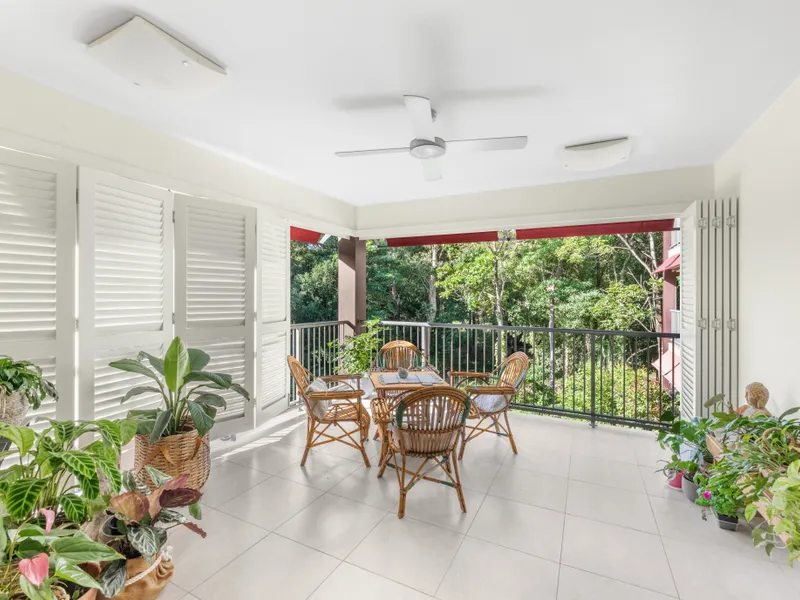 WOW- Modern, exceptionally spacious 134 M2 apartment, 2 bed, 2 bath, separate study, 2 storage zones, 2 carparks, lift and low body corporate fees.