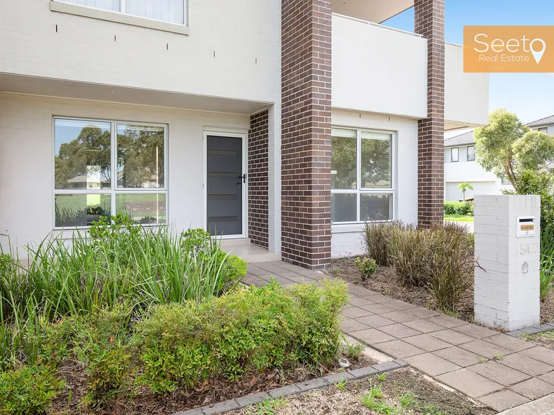 Modern Townhouse in a Sought After Community, 300m to bus stop!