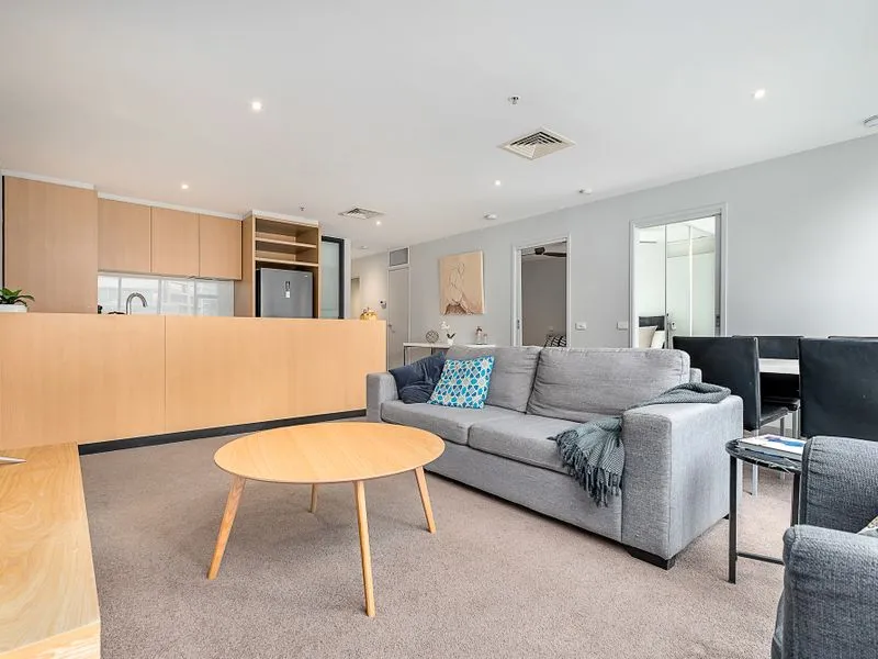 Fully Furnished & Equipped Executive residence on the banks of Yarra River. Walking distance to Universities, Southern Cross & Flinders St Station.