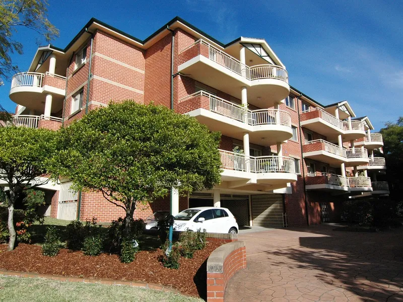 Refreshed 2 bedroom ground floor unit with new carpet!