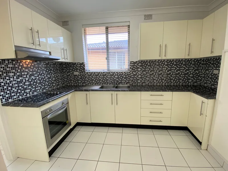 Spacious 2 bedroom Unit !