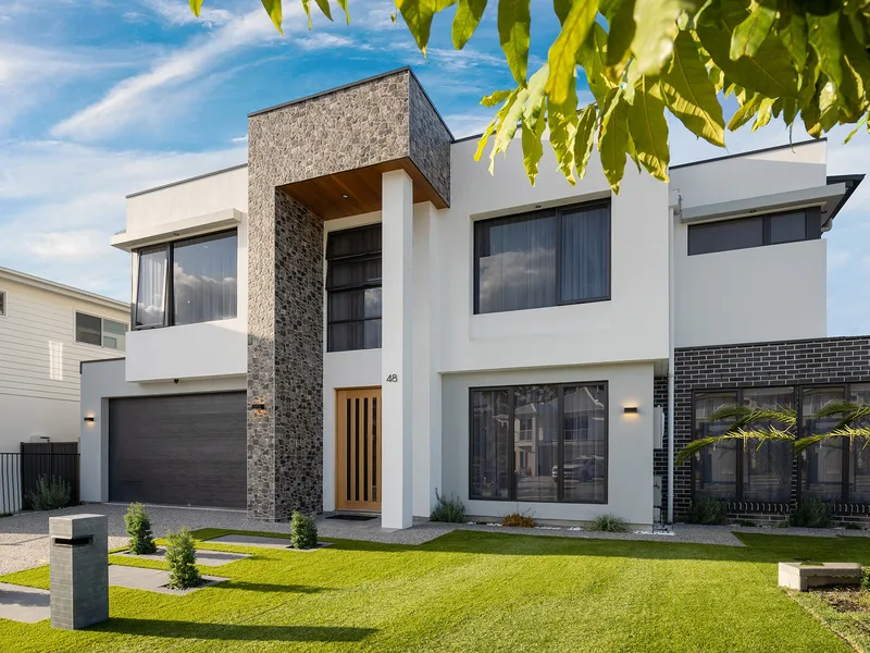 NEWLY BUILT ! ! DUAL LIVING !! FAMILY HOME !!