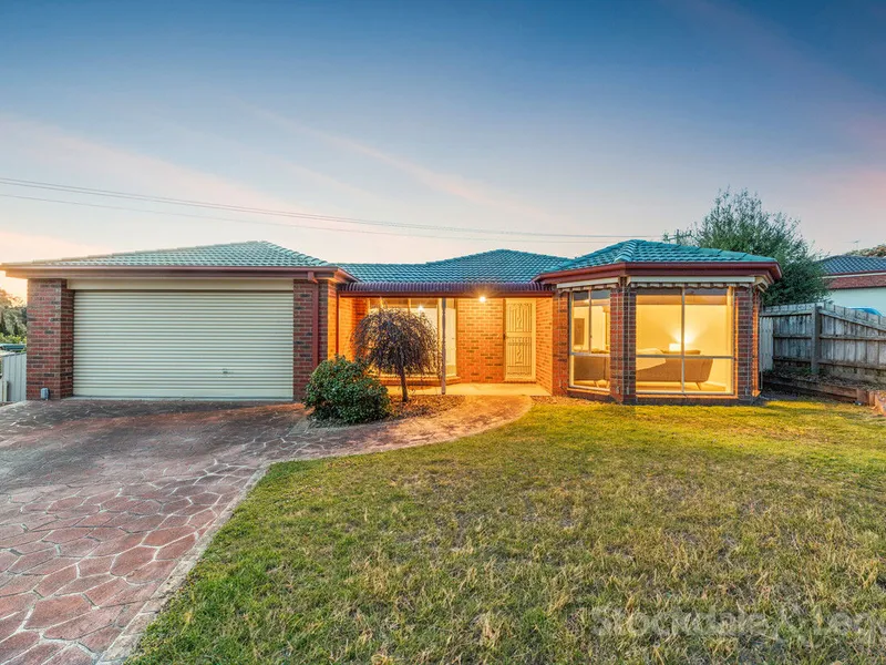FEATURE PACKED IN A FANTASTIC COURT LOCATION!!