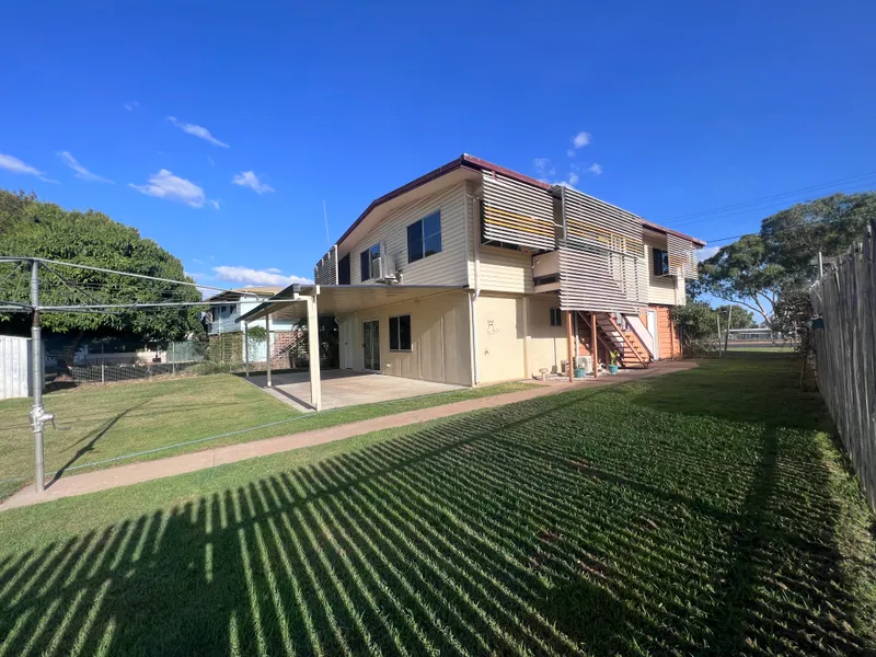 LOVELY 3 BEDROOM, 2 BATHROOM HIGHSET HOME WITH OUTDOOR UNDERCOVER ENTERTAINMENT AREA, SOLAR AND OPPOSITE MESS PRIMARY SCHOOL.