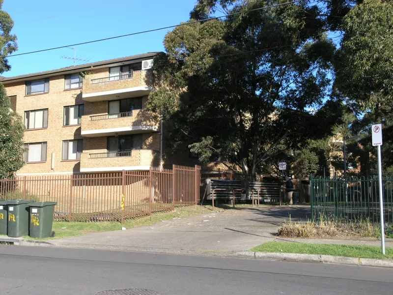 IMMACULATE 1 + 1 MERITON APARTMENT ON THE FIRST FLOOR