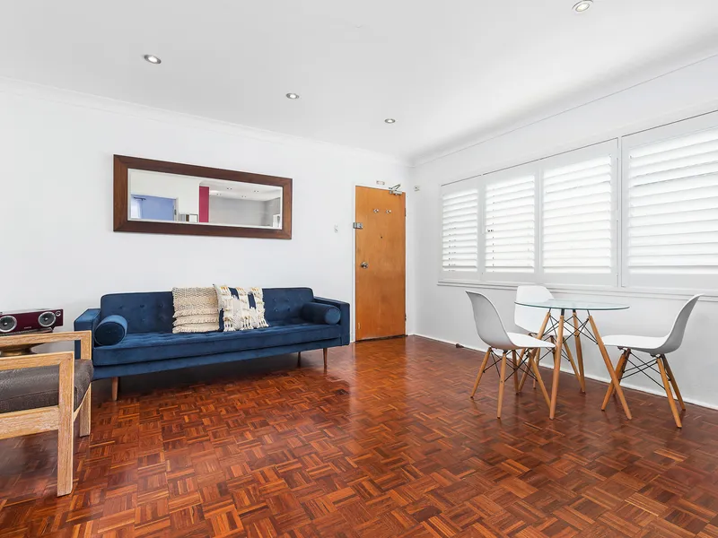 Top floor three-bedroom apartment in convenient setting