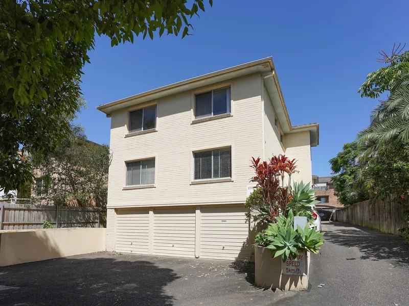 FRESHLY PAINTED APARTMENT CLOSE TO THE BEACH!