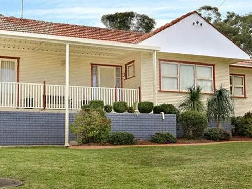 LARGE FAMILY HOME WITH ENCLOSED SUN-ROOM